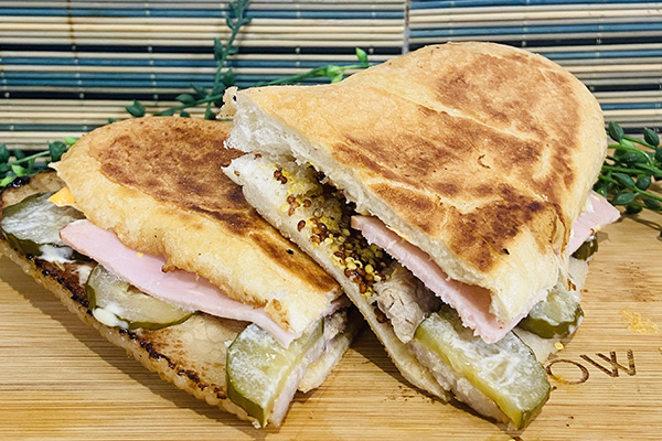 ジャークチキンキューバサンド